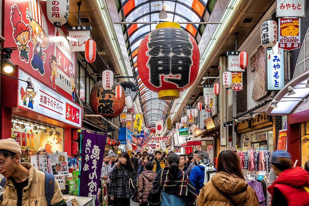 大阪・黒門市場、朝8時。湯気と焼き魚の路地をゆっくり歩く