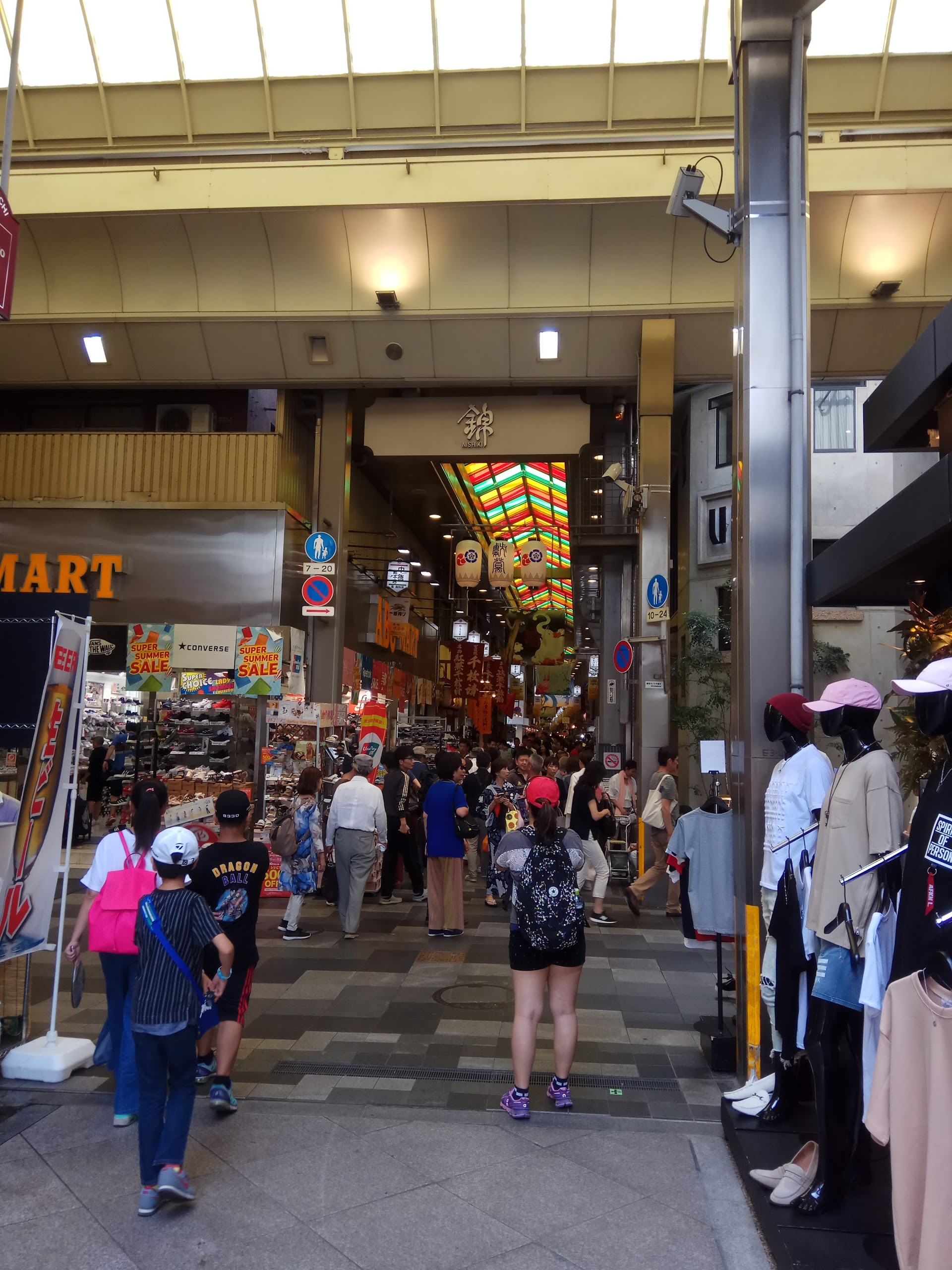 観光客が来る前に歩く、錦市場の朝。知られていない一軒の話
