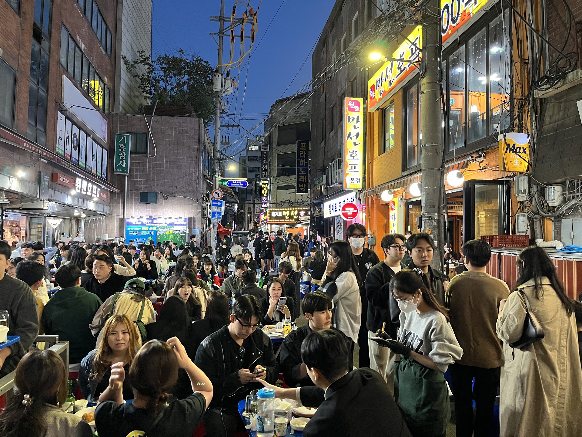 再開発の波に残った路地裏で、昼どきだけ開く定食屋がある