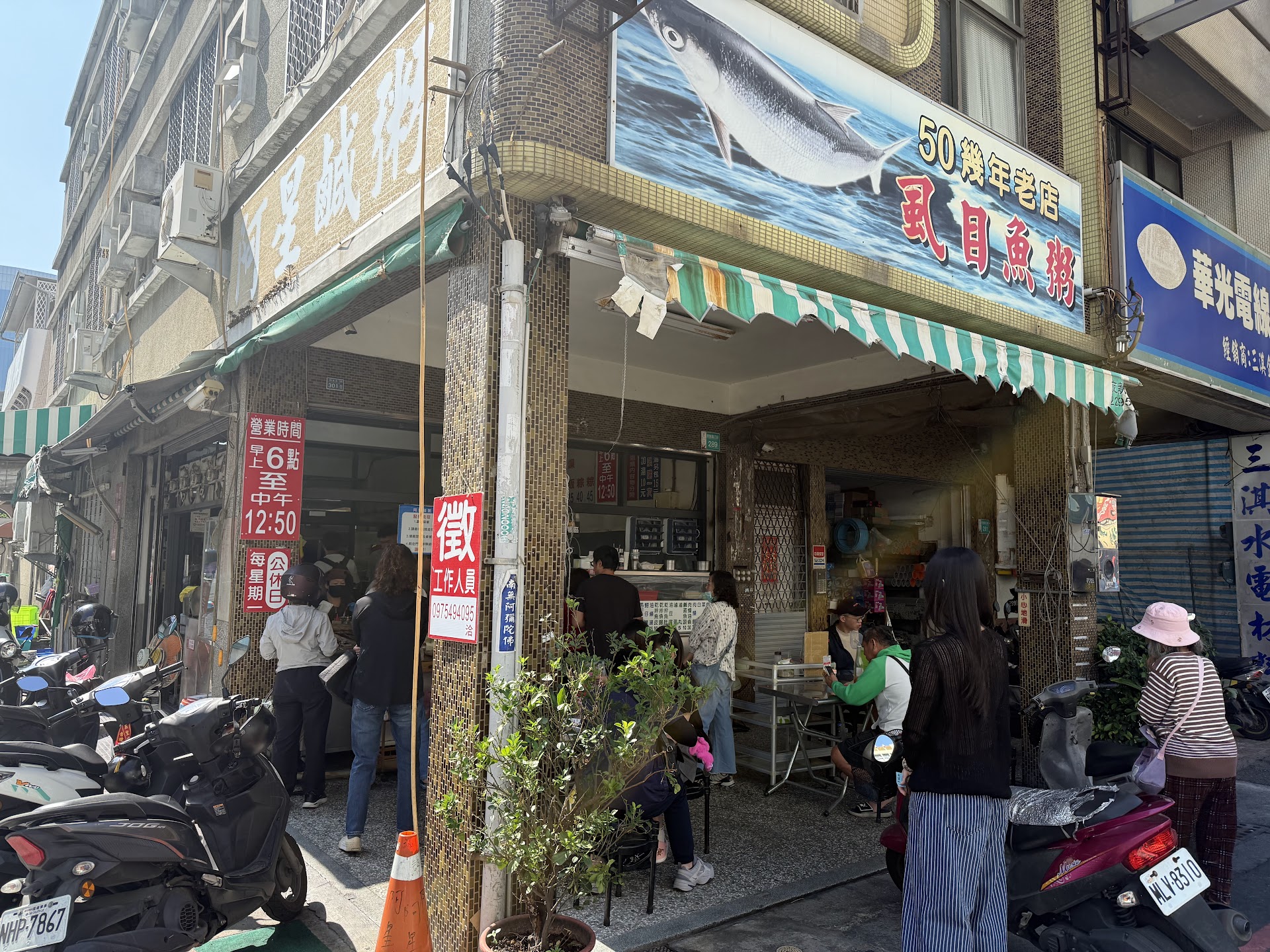 台南の路地を一本入ると、朝粥の香りが漂う小さな食堂がある
